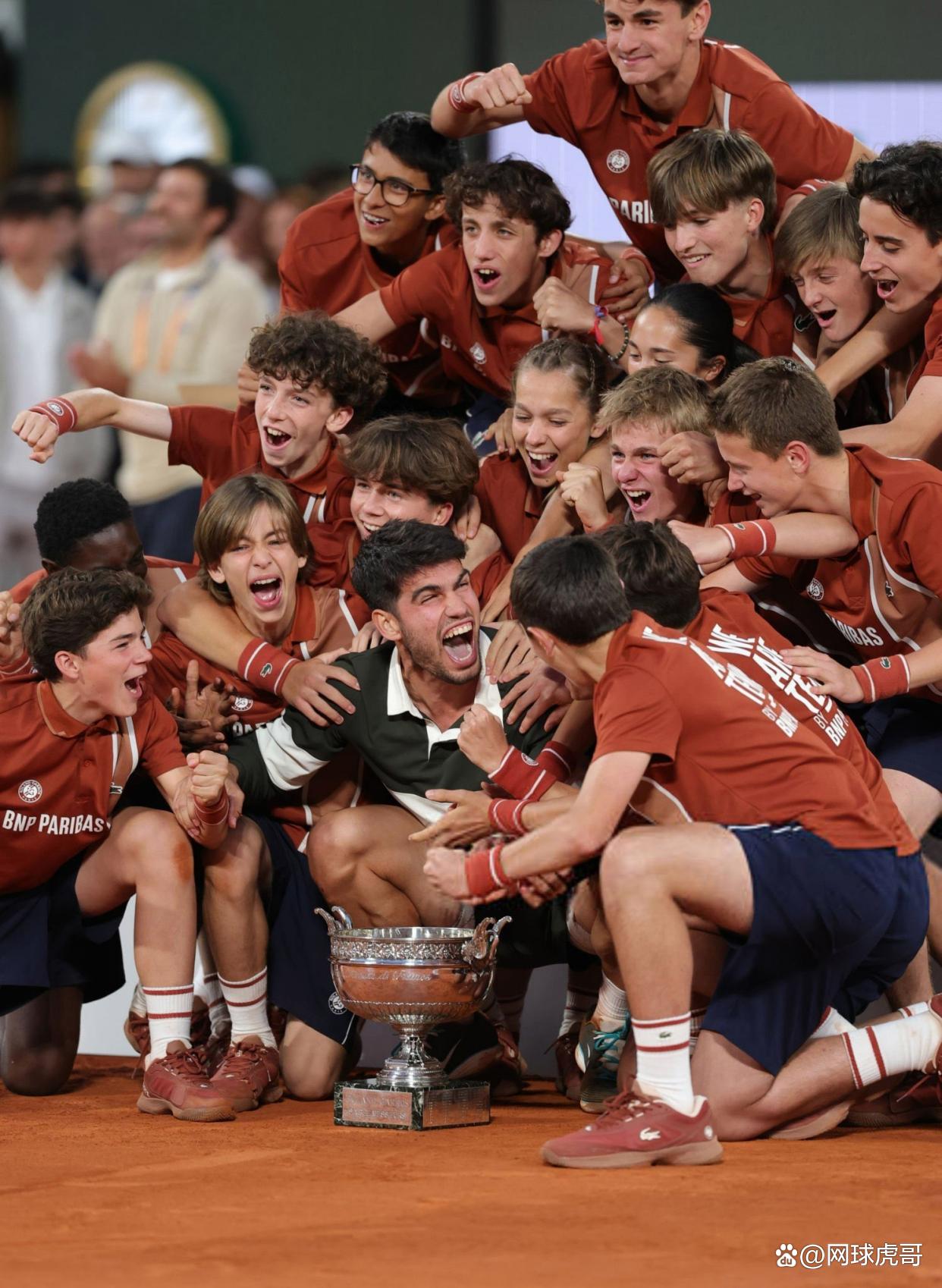 包含戴维斯杯鏖战拉沃尔杯，阿尔卡拉斯统治全场的词条