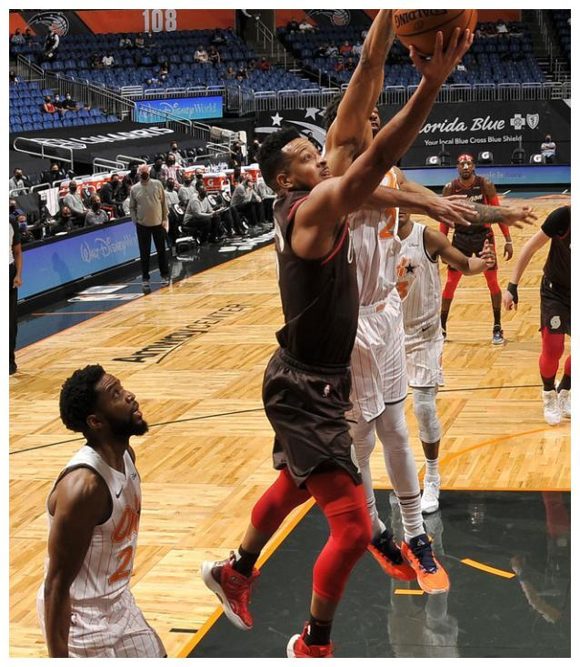 猛龙轻取北京队,利拉德统治全场 猛龙轻取北京队,利拉德统治全场