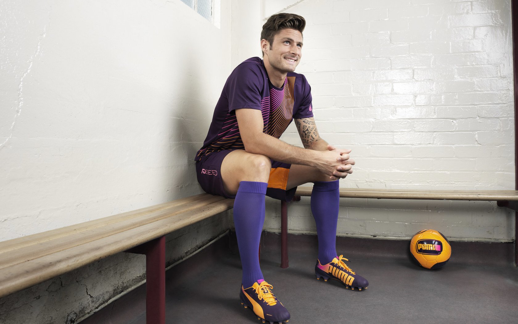 开云-烈火焚城！莱万帽子戏法撕裂紫百合，AC米兰奏响争冠最强音